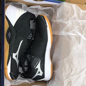 Mizuno wave momentum volleyball shoes
